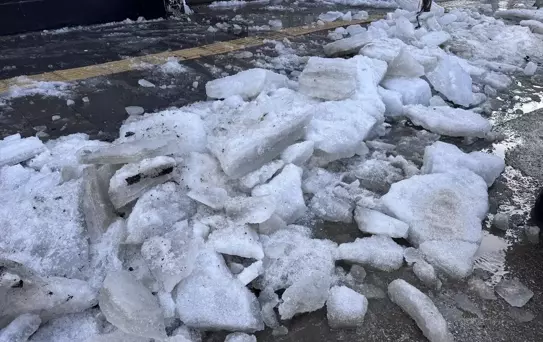 Erzurum'da Çatılardan Düşen Kar Araçlara Zarar Verdi