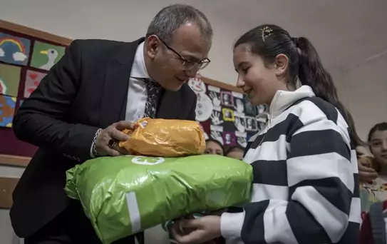 Karlı Dağlarda Öğrencilere Hediye