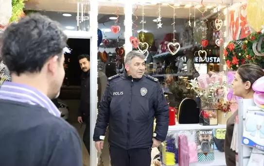 Emniyet Müdürü Karaburun Esnafı Ziyaret Etti