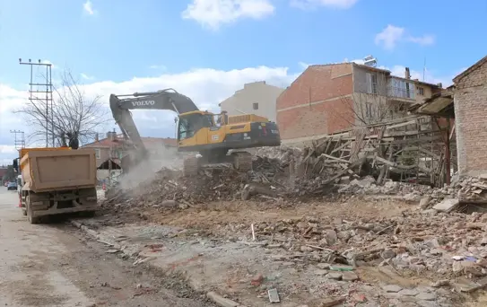 Yol Çalışması Sırasında Ev Duvarı Yıkıldı