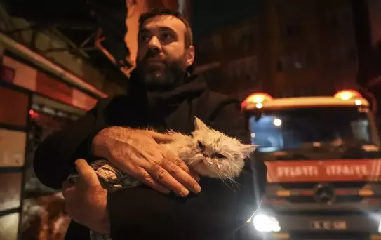 Fatih'te Yangın: İki Bina Alev Alev Yandı