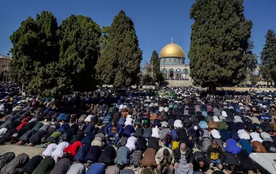 Mescid-i Aksa'ya Cuma Namazı Akını