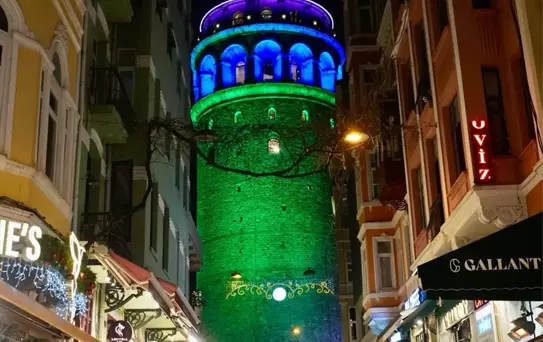 Galata Kulesi Nadir Hastalıklar Günü İçin Aydınlatıldı