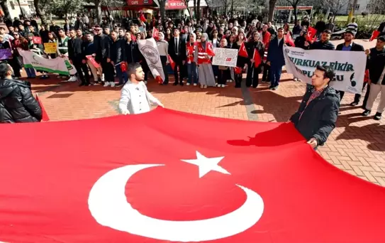 GAÜN Öğrencilerinden Bayrak Yürüyüşü