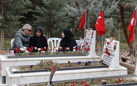 Gaziantep, Malatya ve Kahramanmaraş'ta Ramazan Bayramı arifesinde mezarlıklar ziyaret edildi