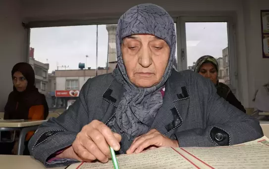 Gaziantepli Hamide teyze, 70 yaşında Kur'an-ı Kerim okumayı başardı