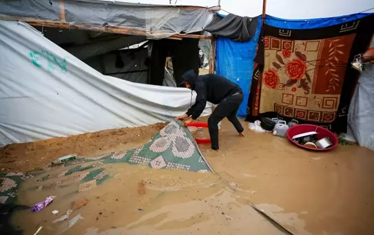 Gazze'de Aşırı Yağışlar Çadırları Su Bastı