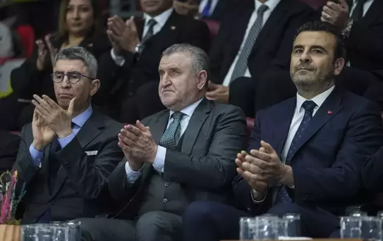 Gençlik ve Spor Bakanı Osman Aşkın Bak, güreş turnuvasının açılış törenine katıldı