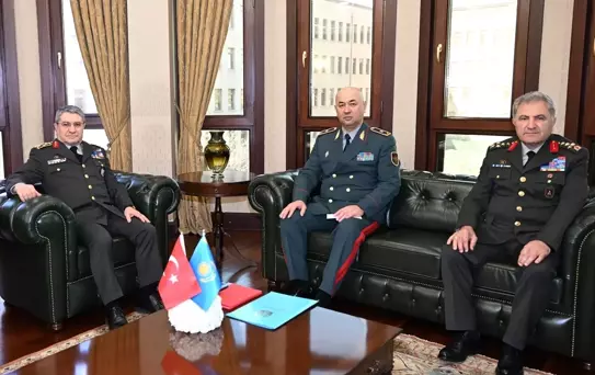 Bayraktaroğlu, Kazak Genelkurmay Başkanı'nı Ağırladı