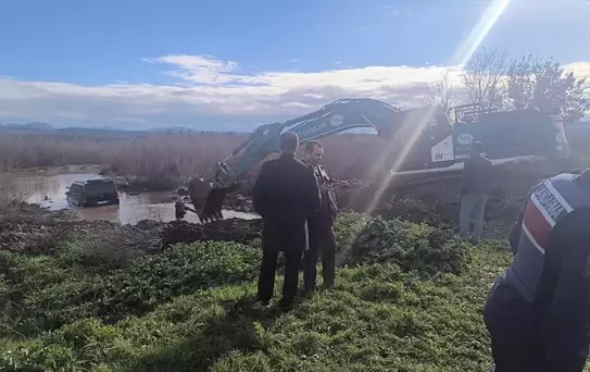 Mahsur Kalan Araç DSİ Ekipleriyle Kurtarıldı