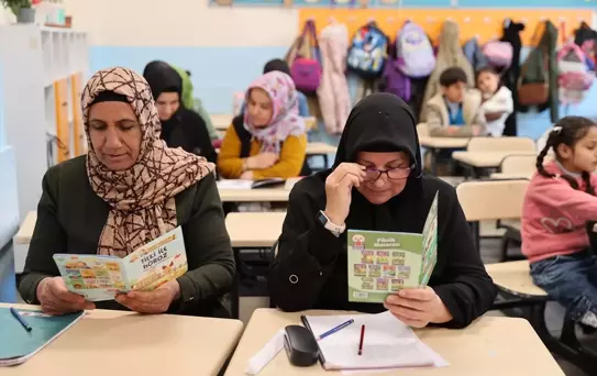 Gülistan Öğretmen’den Kadınlara Okuma Yazma Kursu