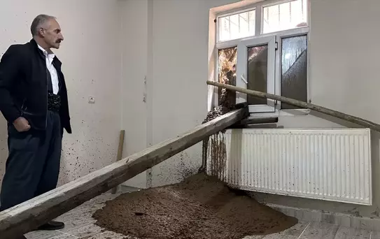 Hakkari'de Heyelan: 3 Katlı Ev Zarar Gördü