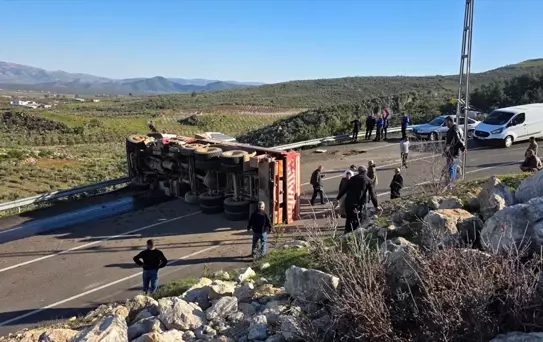 Hatay'da Vinç Devrildi, Sürücü Yaralandı