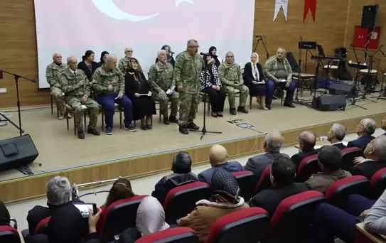 Hatay'da huzurevi sakinleri Milli Mücadele kahramanlarını anmak için sahneye çıktı