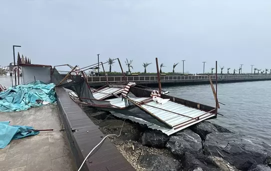 İskenderun'da Şiddetli Rüzgar Zarara Yol Açtı