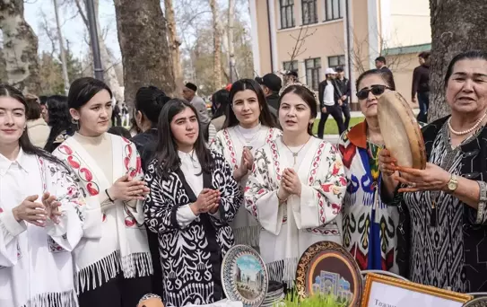 Depremzedeler Özbekistan'da Nevruz Kutladı