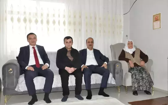 Hizan Kaymakamı Bilgin, şehit ailelerini ziyaret etti