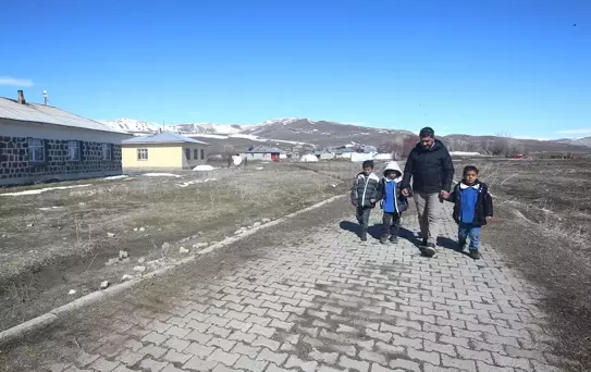 Zorlu Koşullarda Fedakar Öğretmen