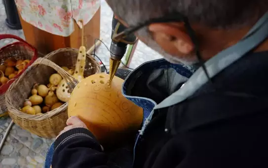 Emekli Öğretmen Su Kabağından Sanat Yapıyor