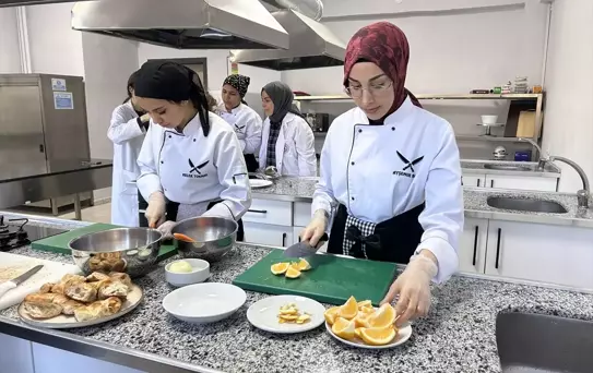 Öğrencilerden Yaşlılara İftar Yardımı