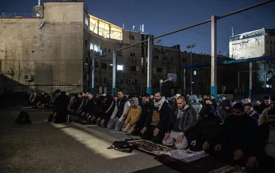 Filistinliler Mescid-i Aksa İçin Sokaklarda Teravih Kıldı