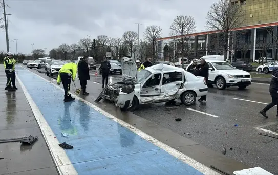 Kartal'da Trafik Kazası: 3 Yaralı