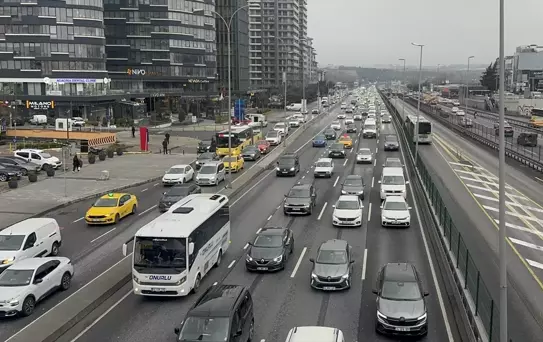 İstanbul'da bayram tatilinin ardından ilk iş gününde trafik yoğunluğu
