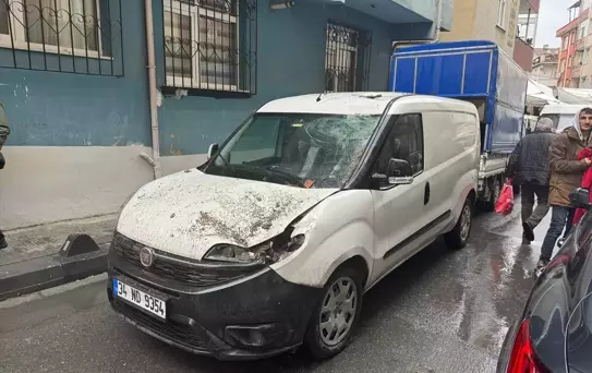 Bağcılar'da Bina Çatısı Çöktü