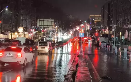 İstanbul'da Sağanak Yağış Hayatı Olumsuz Etkiliyor