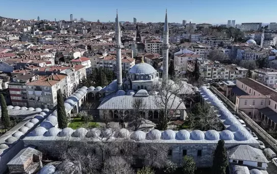 Valide-i Atik Camisi: Osmanlı Mimarisi'nin İhtişamı