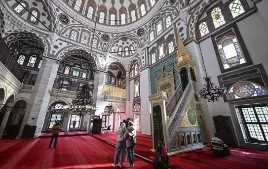 Valide-i Cedid Camisi: Osmanlı Mimarisi ve Lale Devri'nin Buluşması