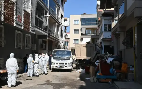 Karabağlar'da Evden 12 Kamyon Çöp Çıktı