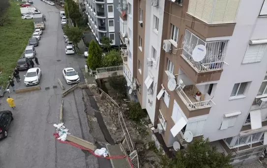 İzmir'de Çöken Duvar Sakinlerini Endişelendiriyor
