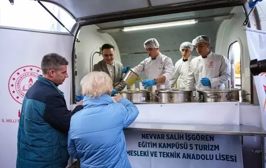 İzmir'de Öğrencilerden İftar İkramı