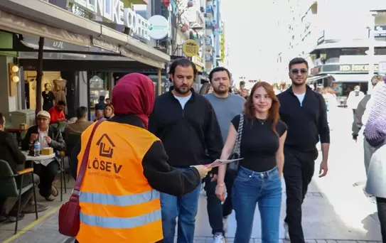 LÖSEV Gönüllüleri İzmir'de Yürüyüş Düzenledi
