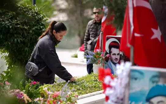 İzmir'de şehit aileleri bayramda yakınlarının kabirlerini ziyaret etti