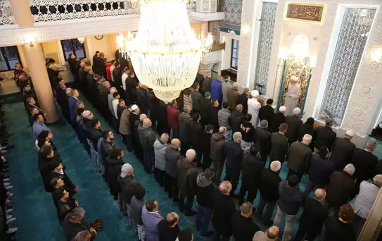 İzmir ve çevre illerde bayram namazı kılındı