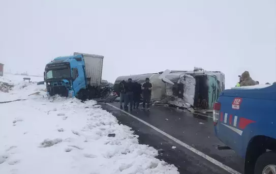 Kars'ta Tır ve Tanker Çarpıştı