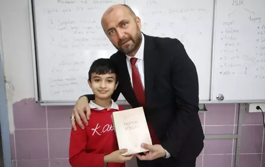 Kaş'ta öğrencinin Türk bayrağı hassasiyeti ödüllendirildi