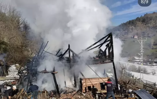 Kastamonu'da Yangın: Ahşap Ev Kullanılamaz Hale Geldi