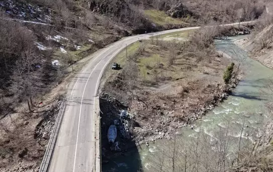 Köprüden Düşen Beton Mikseri Sürücüsünü Yaraladı