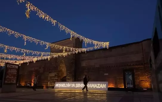 Hunat Hatun Camisi Ramazan Işıklarıyla Süslendi