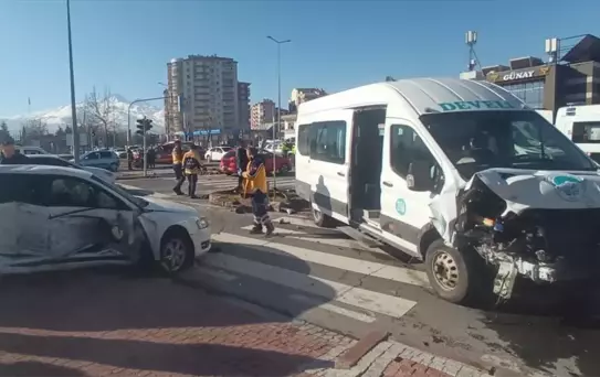 Kayseri'de Minibüs ve Otomobil Çarpıştı: 14 Yaralı