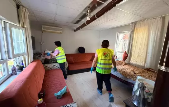 Kepez'de şehit ve gazi ailelerinin evlerinde bayram temizliği yapıldı