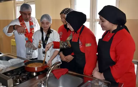 Kırıkkale'de meslek lisesi öğrencileri, 7 ilden gelen şeflerle iftar menüsü hazırladı