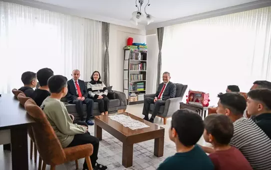 Vali Turan Çocuk Evlerini Ziyaret Etti