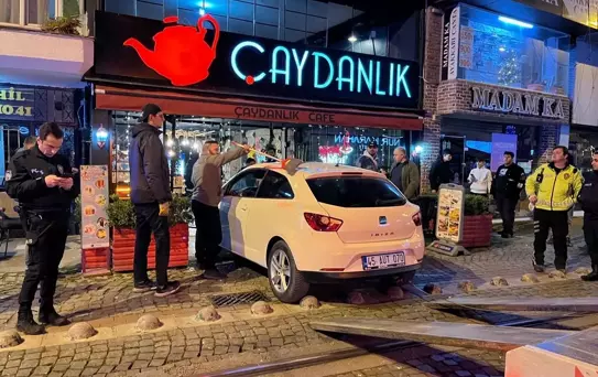 İzmit'te Kafeteryaya Otomobil Girdi, 2 Yaralı