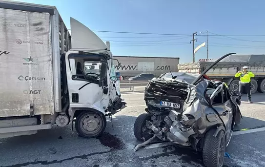 Gebze'de Kamyonet-Otomobil Çarpıştı