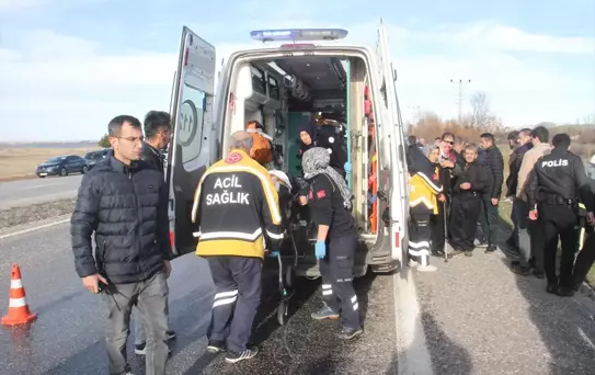 Beyşehir'de Yüksek Gerilim Direğine Çarpan Otomobilde 3 Yaralı