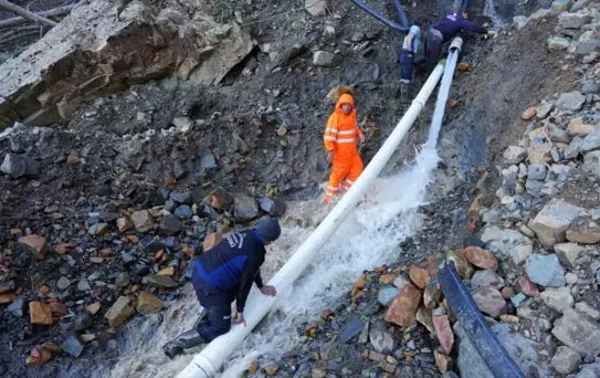 Heyelan sonrası su hatları onarılıyor